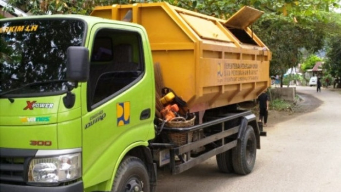 Dinas Perkim-LH Kabupaten Sijunjung lakukan program Manunggal Rutin Harian, dengan aksi pembersihan selokan yang tersumbat dan membersihkan bak sampah di kompleks warga di Jalan Arif Rahman Hakim