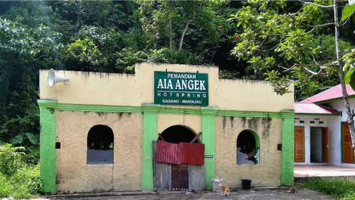 
Pemandian Aia Angek itu merupakan objek wisata air untuk berendam, dan diyakini mampu menyembuhkan beragam penyakit, termasuk penyakit kulit. Besar kemungkinan dampak penyebaran Covid-19 lebih mengkhawatirkan terhadap masyarakat di lokasi itu