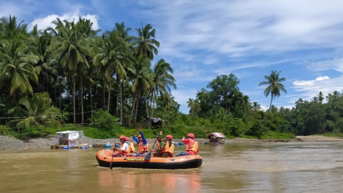 Danrem 032/Wbr Brigjen TNI Kunto Arief Wibowo beri bantuan perahu karet rafting kepada masyarakat peternak ikan keramba di Jorong Koto Panjang, Nagari Limo Koto, Kecamatan Koto VII, Sijunjung.