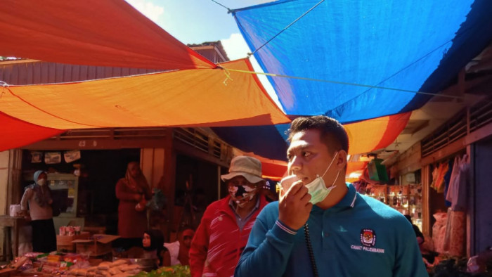 
Menjelang penutupan pasar, Tim Gabungan Satgas Siaga Covid19 Kecamatan Palembayan menggelar sosialisasi pada seluruh pedagang dan masyarakat, sekaligus menyemprotkan cairan desinfektan di seluruh areal pasar, Sabtu (4/4/2020).