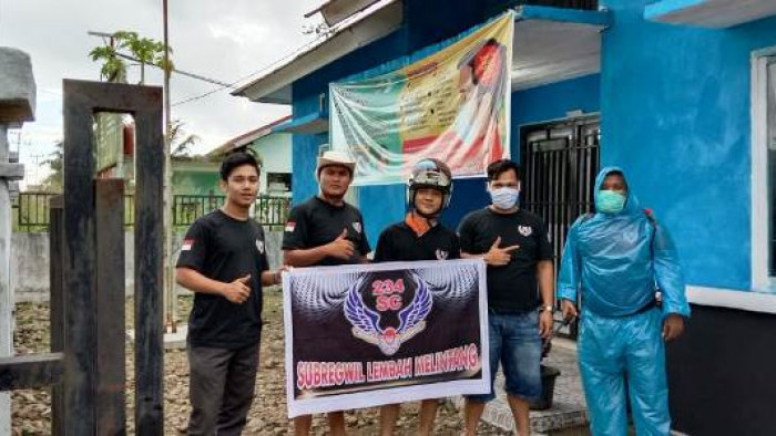 Komunitas SC Regwil 234 Pasaman Barat melaksanakan penyemprotan disinfektan di Ujung Gading, Kecamatan Lembah Melintang, Kabupaten Pasaman Barat, Senin (6/04/2020)