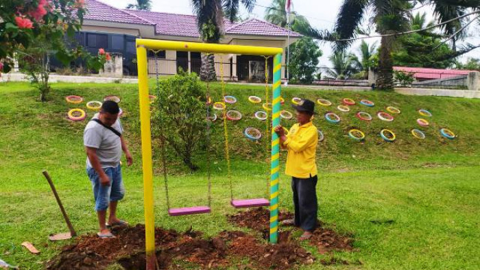 Dinas Perkim-LH Sijunjung tata ruang publik agar nyaman dikunjungi, sebagaimana terlihat di taman rumput, tepatnya di seberang jalan rumah dinas Wabup Sijunjung dan Kapolres Sijunjung, Muaro Sijunjung, Minggu (12/4/2020) 