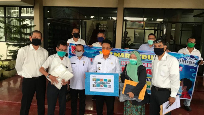 Unsur pimpinan PT.Agro Masang Perkasa (AMP) Plantation- Wilmar Group,menyerahkan bantuan untuk percepatan penanganan penyebaran covid-19 di Kabupaten Agam, melalui Bupati Agam H. Indra Catri Dt. Malako Nan Putiah
