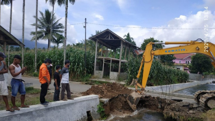 Karena sering menjadi penyebab banjir, jembatan yang menghubungkan Bandar Baru-Silayang dibongkar, Kecamatan Lubuk Basung, Agam dibongkar, Sabtu (25/4/2020).