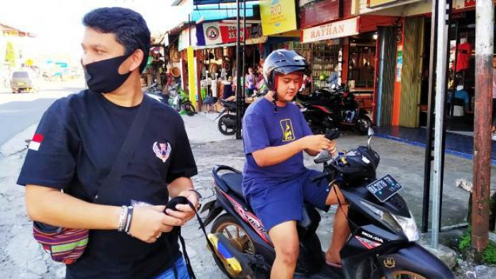 Sebagai bentuk kepedulian terhadap wabah Covid-19 yang melanda, organisasi 234 Solidarity Community (234 SC) Regwil Pasaman Barat yang diketuai oleh M.Kenshy Pasadana, SH bersama Ketua DPRD Kabupaten Pasaman Barat Pahrizal Afni, ST membagikan ratusan masker di bundaran Simpang Empat, Senin (4/5/2020).
