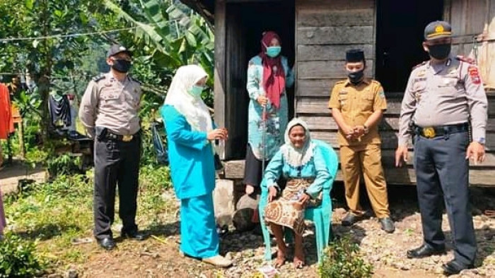 Ketua TP PKK Kabupaten Pasaman Barat, Sifrowati Yulianto didampingi Forkompimca Gunung Tuleh, melihat kondisi kediaman rumah nenek Minah yang hidup sendirian dalam rumahnya di Jorong Tanjung Durian, Kenagarian Rabi Jonggor, Kecamatan Gunung Tuleh, Pasbar Rabu, (6/5/2020).
