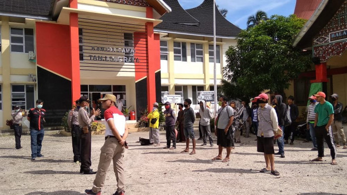 para pemacing madar itu digiring petugas gabungan ke Kantor Camat Tanjung Raya, Kabupaten Agam, Senin (11/5/2020).