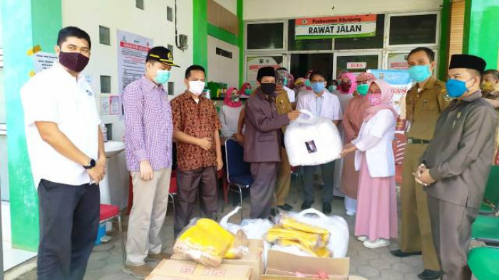 Anggota DPRD Sumatra Barat  H. Budiman DT. Malano Garang kunjungi dan berikan bantuan  kepada beberapa Puskesmas di Kabupaten Sijunjung, Selasa (12/5/2020).