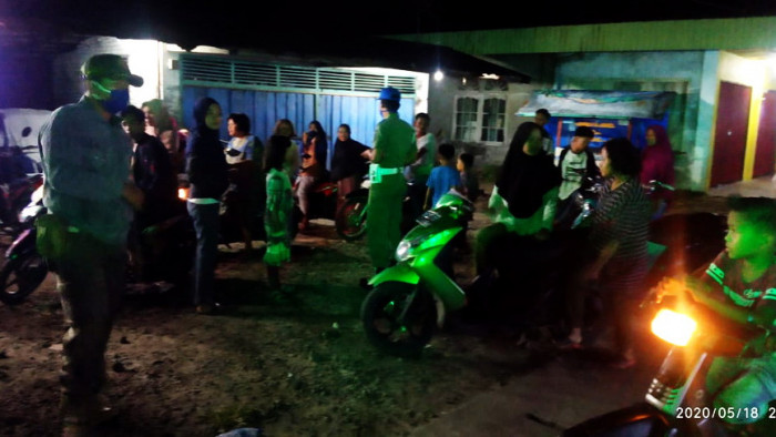 Tim Satpol.PP-Damkar Agam menggelar operasi rutin penertiban penerapan protokol Covid-19, Senin (18/5/20) malam di kawasan Pasar Tiku, Nagari Tiku Selatan, Kecamatan Tanjung Mutiara