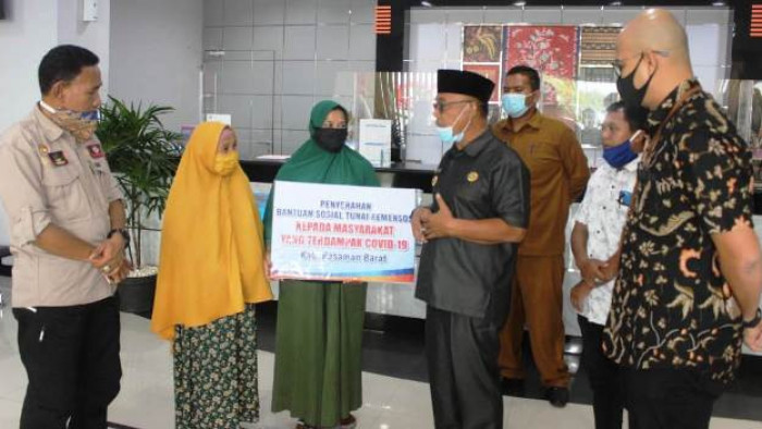 Bupati Pasaman Barat H.Yulianto, didampingi Kepala Dinas Sosial Yonnisal dan Pimpinan Cabang Bank Rakyat Indonesia (BRI) Simpang Empat Affandi Ahmad