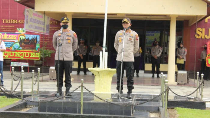 Polres Sijunjung gelar apel farewell dan parade selamat datang kepada Kapolres Sijunjung AKBP Andry Kurniawan, S.I.K, M.Hum., yang sebelumnya dijabat AKBP Driharto, S.I.K. Apel itu berlangsung di Mapolres Sijunjung, Rabu (20/5/2020).