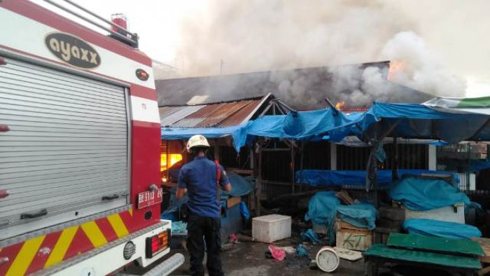 19 petak kedai di kawasan Pasar Raya Padang ludes dimamah api. Dilahap sigulambai, Senin (25/5/2020) pukul 17.30. Sampai berita ini ditulis, pihak berwenang masih melakukan identifikasi penyebab kebakaran