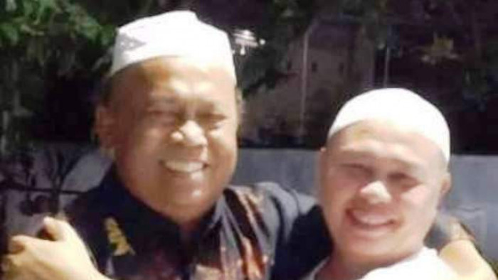 H  Sudirman Samin (kiri) baju batik paduan hitam-cokelat berpelukan dengan mantan Sekda Pasbar H Manus Handri sehari sebelum wafat di Jalan Semangka Simpang Empat. (istimewa)