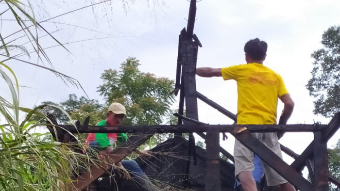 Luar biasa, gerak cepat pihak Tim Kemanusian Kecamatan Tilatang Kamang (KKT) bersama masyarakat setempat. Mereka membangun kembali rumah warga yang terbakar, Senin (1/6/2020).