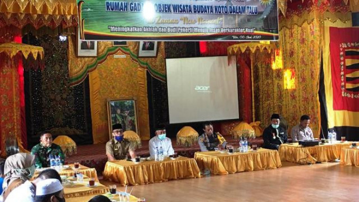 Bupati Pasaman Barat H. Yulianto, Dandim 0305 Pasaman Letkol Inf Ahmad Aziz, Kapolres Pasbar AKBP Sugeng Hariyadi S.IK, MH dan Forkopimda lengkap, berkunjung ke Rumah Gadang Tuanku Bosa XIV, Talu Kecamatan Talamau, Senin (8/6/2020).
