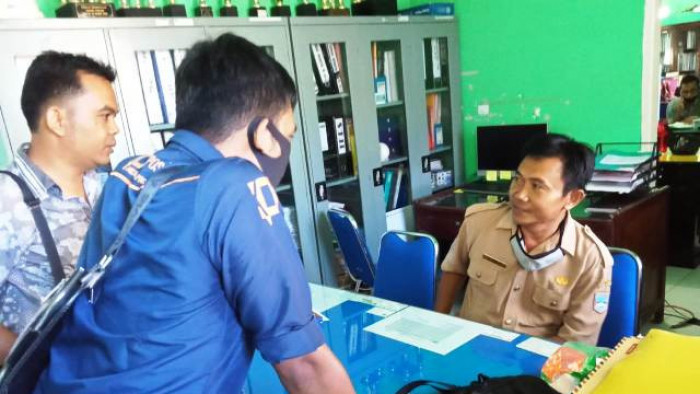 Para wartawan Pasaman Barat berupaya melakukan konfirmasi dengan mendatangi ruang Direktur RSUD Jambak Pasbar, Selasa (9/06/2020).
