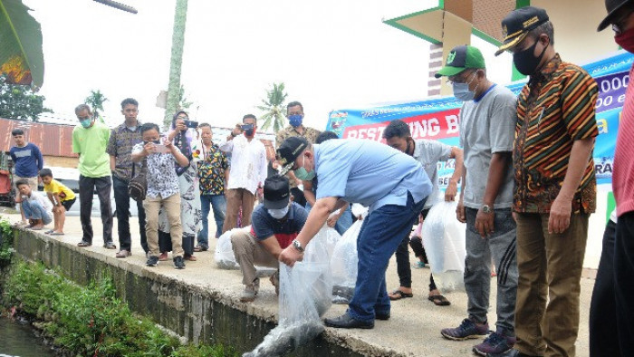 Nasrul Abit, Wakil Gubernur Sumatera Barat, usai menyerahkan bantuan dan restocking bibit ikan nila dan papuyu di Masjid Al Munawarah Pilakuak Kecamatan Kuranji, Kota Padang, Sabtu (13/6/2020).
