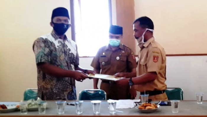 Hasil Program Inkubasi Inovasi Desa Pengembangan Ekonomi Lokal (PIID-PEL), Senin (15/6/2020), diserahterimakan dari Pemerintah Nagari Lasi, Kecamatan Canduang kepada Badan Usaha Milik Nagari (BUMNag) Selaras Alam Nagari Lasi, di kantor Wali Nagari Lasi, disaksikan Camat Canduang, Fauzi.