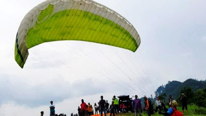 Bukik Bukua, sebuah arena take off olahraga dirgantara paralayang unik di Kabupaten Agam.