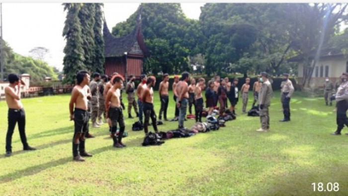 Sebanyak 20 orang anak punk yang keberadaannya sudah meresahkan warga Kota Payakumbuh ditertibkan oleh Tim Gabungan Pemko Payakumbuh. Biasanya, anak-anak punk ini sering dijumpai di beberapa titik di pusat Kota Randang itu.