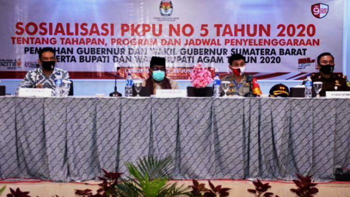 Bupati Agam diwakili Asisten I Setdakab Agam, Rahman, SIP, MM, membuka sosialisasi PKPU No 5 Tahun 2020 tentang Tahapan, Program dan Jadwal Pemilihan Kepala Daerah Tahun 2020, Kamis (25/6/2020) di Hotel Sakura Syari’ah Lubuk Basung,