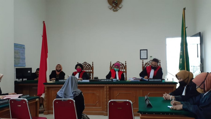 Terdakwa Yanti Yosefa (48) dituntut enam bulan pidana penjara oleh Jaksa Penuntut Umum (JPU) Kejaksaan Negeri (Kejari) Padang dalam perkara memalsukan tanda tangan sertifikat tanah kaum, Kamis (2/7/2020).