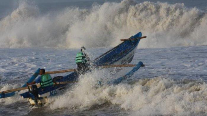 “Kami mengingatkan para nelayan, terutama nelayan bagan dan payang, jangan dulu melaut sampai jauh ke tengah, kala cuaca tidak baik. Nelayan dengan kapal kecil, jangan melaut jauh dari pantai. Melautlah dekat-dekat, seperti dekat Pulau Ujung, ujarnya.