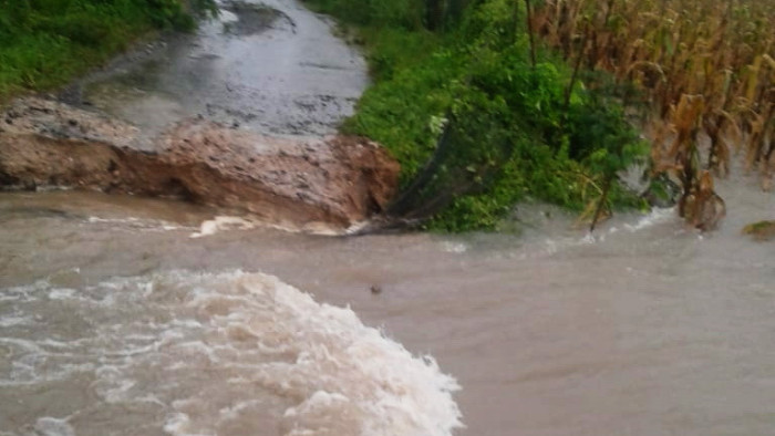 Batang Tiku mengamuk, Bukik Malintang, Kecamatan Tanjung Mutiara, Kabupaten Agam, terisolasi lagi. Jembatan dan jalan putus diterjang amukan Batang Tiku, pascahujan lebat sejak Rabu (22/7/2020) sore, sampai Kamis (23/7/2020) pagi.