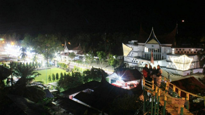 Dulu bila jam berdentang, malam datang, Kota Muaro Sijunjung tinggal lengang. Sebab tidak ada ruang publik yang representatif bagi warga untuk kongkow. Pun tak ada arena hiburan.