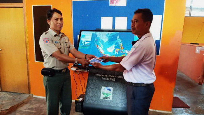 BPBD Kabupaten Agam menerima bantuan alat pendeteksi gempa bumi, atau Warning Receiver System New Generation, dari BMKG Padang Panjang, Senin (27/7/2020).