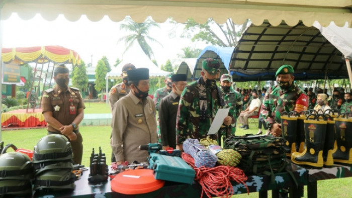 Danrem 032/Wbr Brigjen TNI Arief Gajah Mada apresiasi kinerja Dandim 0310/SSD Letkol Inf. Dwi Putranto beserta personel.