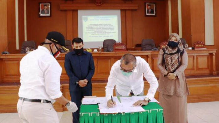 Pembangunan Mesjid Agung akhirnya disetujui oleh DPRD Kota Payakumbuh. Keputusan ini diambil setelah insiasi yang dilakukan Wali Kota Payakumbuh Riza Falepi untuk mewujudkan impian warganya itu, dengan melalui perjalanan yang cukup panjang, bahkan ada diskusi dengan berbagai lembaga kedaerahan, juga bersama DPRD.