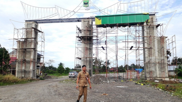 Inspektur Hendra Aswara monitoring pembangunan gerbang asrama haji di Batang Anai, Selasa (18/8).
