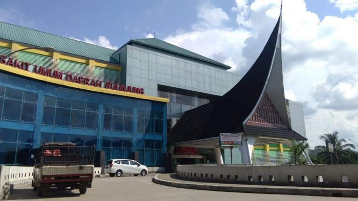 Hal itu disebabkan oleh adanya pasien IGD RSUD Sijunjung yang beberapa waktu lalu dirujuk Rumsh Sakit Umum M. Djamil Padang, kemudian ia dinyatakan positif Covid-19.