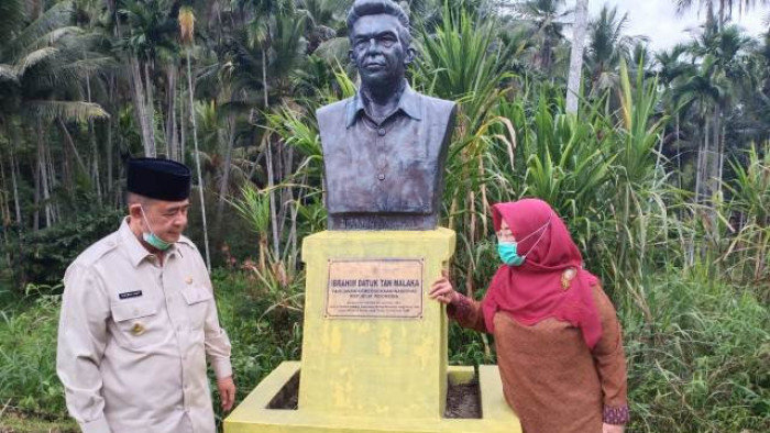 Wagub Nasrul Abit bersama istrinya Wartawati melihat pusara  dan rumah gadangTan Malaka yang terbuat dari kayu, berbentuk rumah gadang tiga ruangan