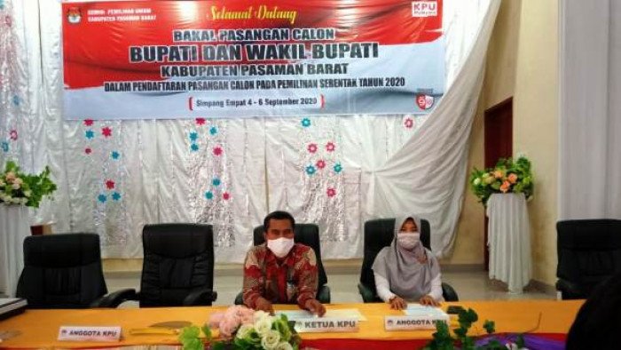  Ketua KPU Pasaman Barat Alharis didampingi Komisioner Misdarliah dalam siaran  persnya, Minggu (6/9/2020).