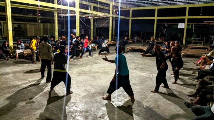 Kelompok Pemuda Tuah Sakato, Jorong Pasa Rabaa, Nagari Koto Kaciak, Kecamatan Tanjung Raya, Kabupaten Agam, berupaya mempertahankan kesenian dan budaya Minangkabau dengan menggiatkan latihan randai.
