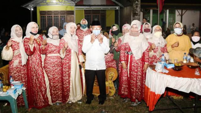 Bupati Padang Pariaman Ali Mukhni disambut hangat masyarakat Padang Sarai, Kecamatan Koto Tangah, Senin (14/9)
 