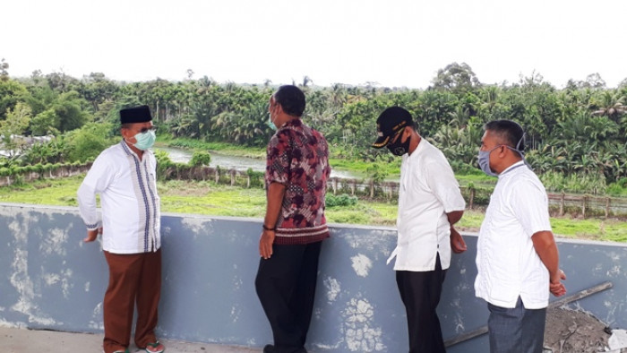 
Bupati Ali Mukhni bersama Wali Nagari Sungai Buluh Selatan Eri Gunung saat meninjau asrama haji bersama Bupati Ali Mukhni di Kec. Batang Anai, Jumat (18/9).