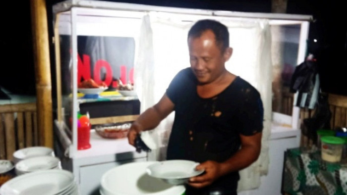 Mereka memanfaatkan jasa internet untuk berusaha, di samping usaha lainnya. Salah seorang warga yang memanfaatkan jasa internet dalam situasi sulit itu, adalah Maizul Amri Sr. Pamenan, yang akrab sisapa “Pajok” dalam pergaulan sehari-hari.