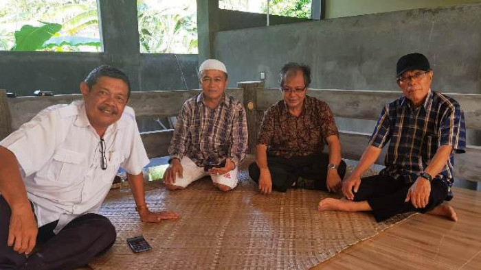 Haji Mahyudin Kenek (tengah) bersama Erik Khaidir serta Zulkarnain dan Zamri Ain dalam diskusi kecil di Limpato