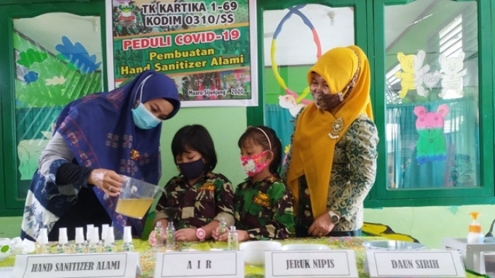Ketua Yayasan Kartika Jaya Koordinator LXIV Dim 0310 Rem 032 Cab 1/BB itu bersama guru dan murid mengolah bahan alami berupa daun sirih dan jeruk nipis di ruang bermain TK 1-69, Muaro Sijunjung, Sabtu (3/10/2020).