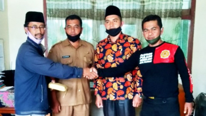 Alek Youhendri menyerahkan total bantuan dana yang dihimpun sebesar Rp30,5 juta, selain Rp26,5 juta bantuan dari perantau di Malaysia tersebut, juga ada bantuan Rp4 juta dari alumni SDN 07 Cingkariang, Kapau.