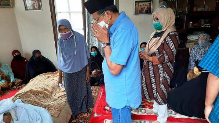 Saya mendapat kesempatan ikut melepas dan mensalatkan jenazah almarhumah Selinaswati bersama Rektor UNP Prof. Ganefri, Dekan FIS Dr.Siti Fatimah