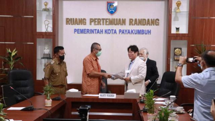 Hal itu ditandai dengan telah ditandatanganinya MOU antara investor Korea dengan Wali Kota Riza Falepi didampingi Wakil Wali Kota dan Sekretaris Daerah Rida Ananda di balaikota, Selasa (27/10/2020).
