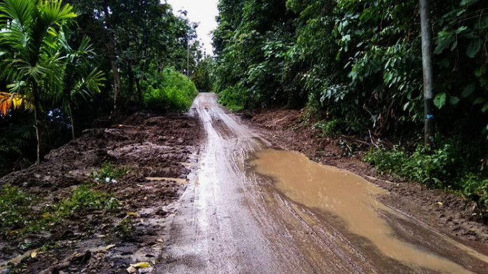 Sebelumnya, ruas jalan di kawasan Batu Anjing, Jorong Muko-muko, Nagari Koto Malintang, Kecamatan Tanjung Raya, Agam tertimbun material longsor akibat curah hujan tinggi pada Sabtu (31/10/2020), sehingga akses jalan masyarakat sempat tertutup.