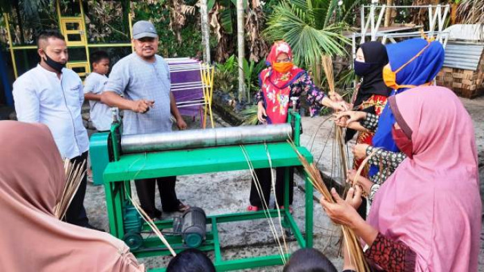 Uji coba alat pemipih purun 