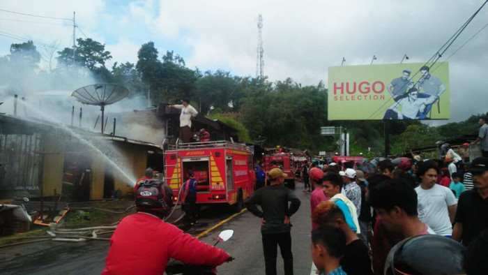 Agam terbakar lagi. Kali ini sigulambai memamah 5 petak ruko (rumah toko) di Jorong Simpang Sawah Landek, Nagari Batagak, Kecamatan Sungai Pua, Jumat, (6/11/2020), sekitar pukul 14.45 WIB,