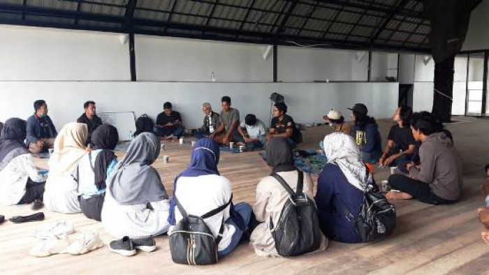 Dialog yang dipenuhi kekeluargaan sesama seniman di Agam ini, dihadiri 8 kelompok seni: Saraso Badunsanak, Balai Baca Rumah Bako, Ganto Rang Sapuluah, Sanggar Sari Banilai, Sarueh, KSB Kiek, Komunitas Batang Pua, dan Tambua Maninjau.