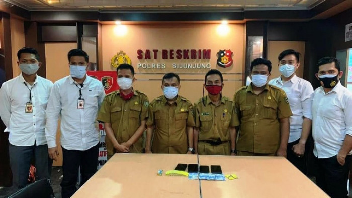 Satreskrim Polres Sijunjung tangkap tiga orang ASN dan pegawai honorer saat asyik main kartu koa/ceki dengan taruhan uang di basement atau lantai dasar kantor Bagian Umum Sekretariat Daerah Kabupaten Sijunjung, Senin (7/12/2020).